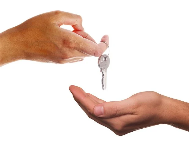 hand-keys-house